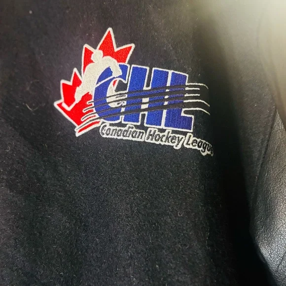 Wayne Gretzky Signed Roots Jacket CHL– “Cherry vs. Orr” Edition (2000) - Picture 5 of 15